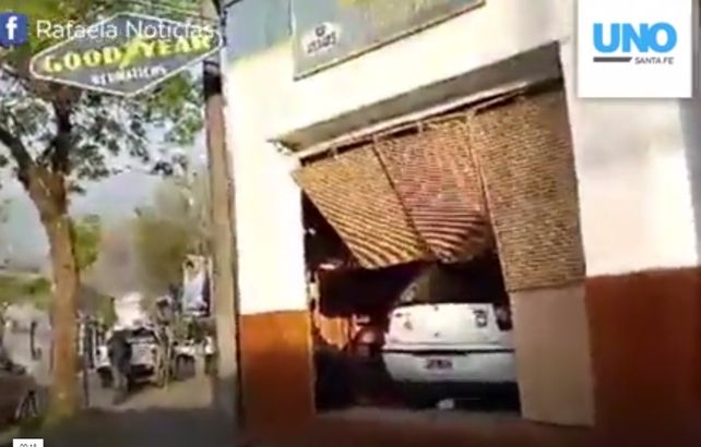 Chocó y terminó adentro de una gomería