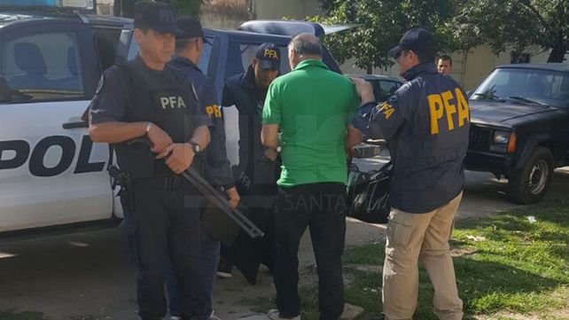 Cayó preso un estafador durante un allanamiento a una vivienda en barrio Santa Lucía