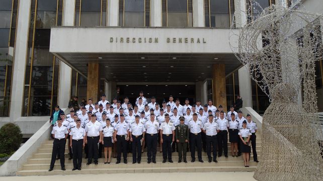Los 53 nuevos oficiales de la Policía se capacitan en Colombia