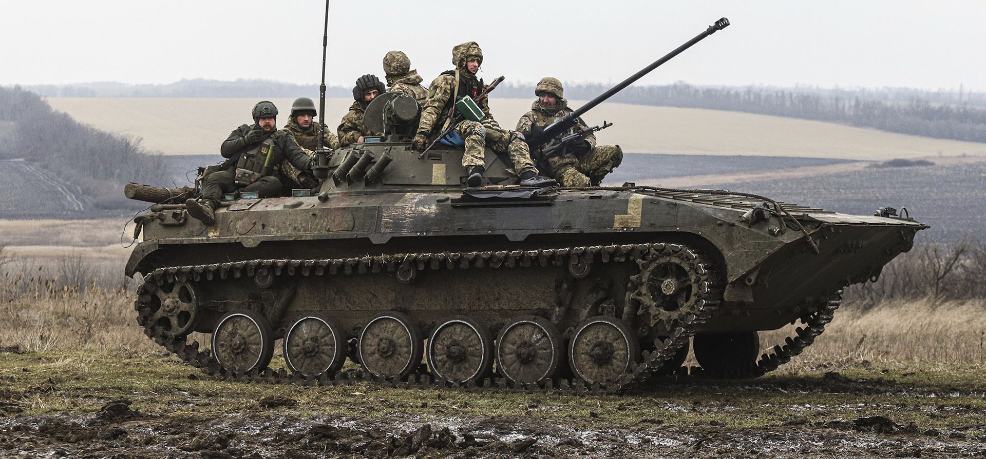Soldados ucranianos se sientan encima de un APC durante un entrenamiento de combate en la región de Zaporizhzhia, Ucrania, el martes 24 de enero de 2023. (Foto AP/Kateryna Klochko)