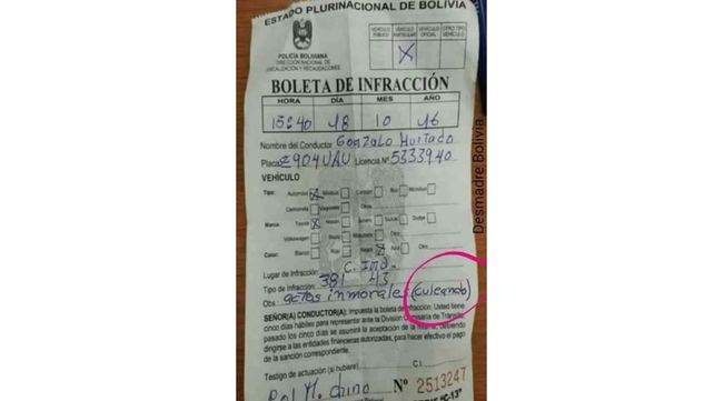 Les hizo multa por estar culeando en el auto