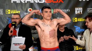 El santafesino Emiliano Pucheta en el pesaje previo al combate ante el Mago Coria.
