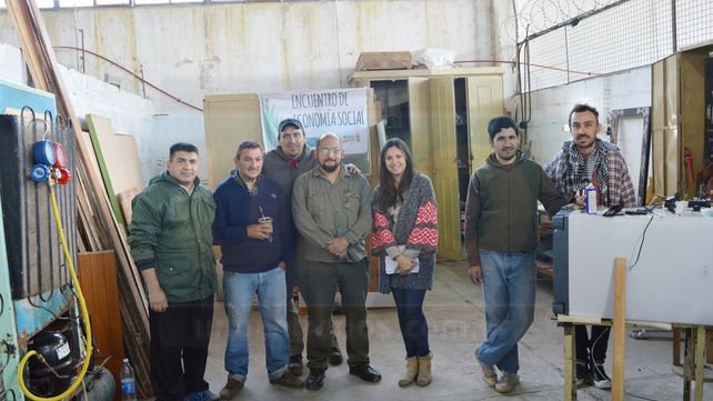 Integrantes de Acción Social junto a parte del equipo que reparan heladeras y aires acondicionados.&nbsp;