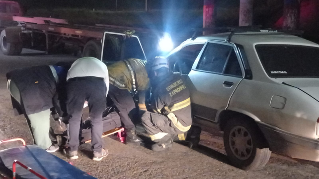 Choque de auto y camión en 27 de Febrero y Circunvalación. Bomberos Zapadores trabajan en el rescate del automovilista.&nbsp;