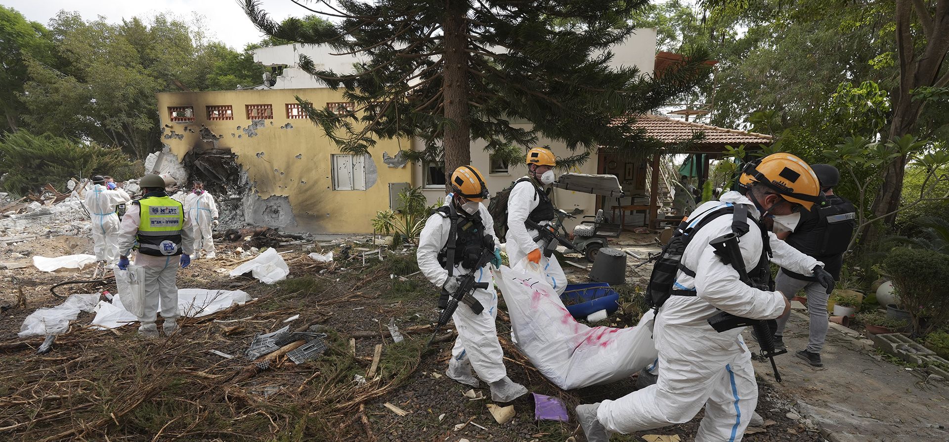 Soldados israelíes cargan el cuerpo de un militante de Hamas en el Kibbutz Be Soldados israelíes cargan el cuerpo de un militante de Hamas en el Kibbutz Be