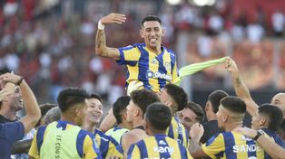 Ángel Di María es llevado en andas por sus compañeros de Central, tras el gran triunfo en el clásico.