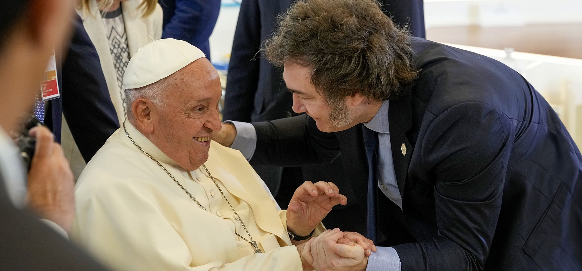 El Papa Francisco, a la izquierda, saluda al presidente de Argentina, Javier Milei, durante una sesión de trabajo sobre IA, energía, África y Medio Oriente en la cumbre del G7, en Borgo Egnazia, cerca de Bari, en el sur de Italia, el viernes 14 de junio de 2024. (Foto AP/Andrew Medichini ) El Papa Francisco, a la izquierda, saluda al presidente de Argentina, Javier Milei, durante una sesión de trabajo sobre IA, energía, África y Medio Oriente en la cumbre del G7, en Borgo Egnazia, cerca de Bari, en el sur de Italia, el viernes 14 de junio de 2024. (Foto AP/Andrew Medichini )