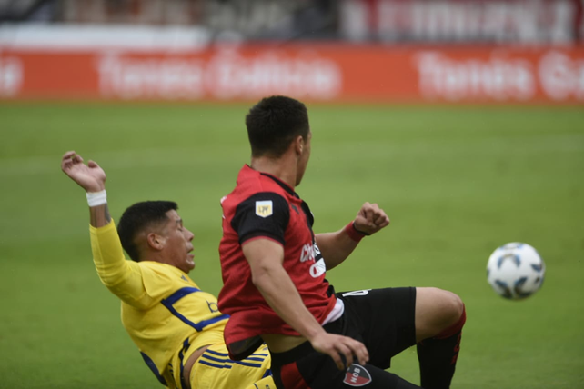 Newells y Boca hacen un partido sin situaciones en los primeros minutos.