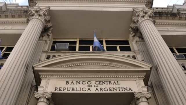 Ante una nueva alza del dólar, suben la tasa de referencia al 60 por ciento
