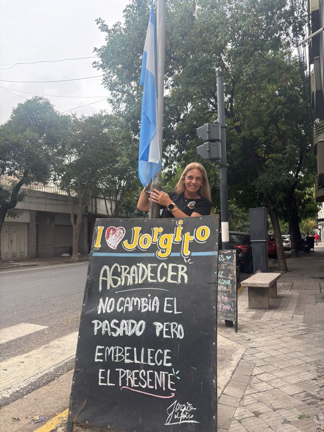 Herencia. La hija de Jorgito iza la bandera que le entregó el Concejo.&nbsp;