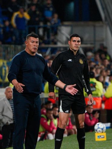 Jorge Almirón se pasó de rosca pero su equipo siguió marchando hacia una victoria fundamental
