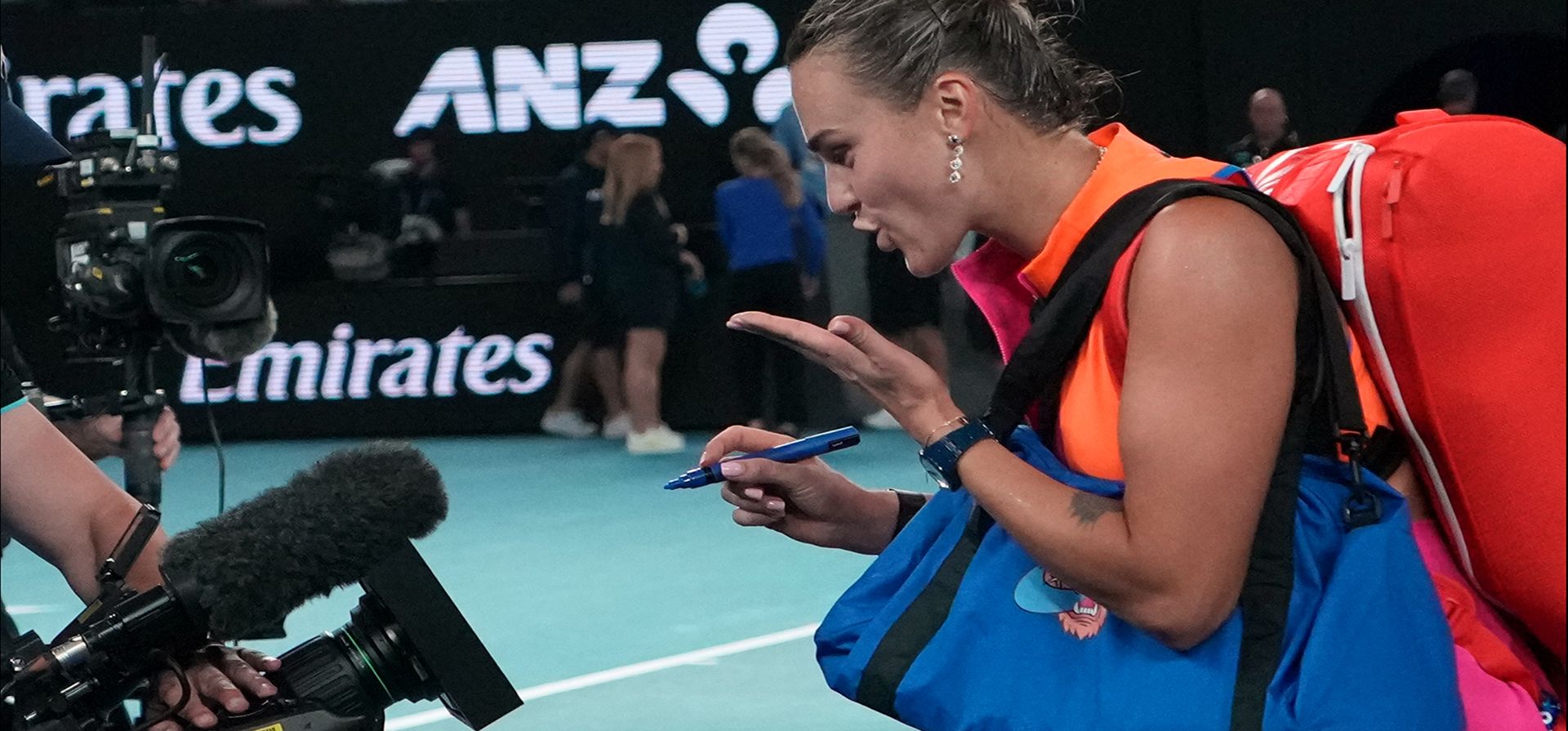 Aryna Sabalenka de Bielorrusia hace un gesto ante la cámara de televisión después de su partido de semifinales contra Elina Svitolina de Ucrania en el Abierto de Australia de tenis en Melbourne, Australia, el jueves 29 de enero de 2026. (Foto AP/Dar Yasin) Aryna Sabalenka de Bielorrusia hace un gesto ante la cámara de televisión después de su partido de semifinales contra Elina Svitolina de Ucrania en el Abierto de Australia de tenis en Melbourne, Australia, el jueves 29 de enero de 2026. (Foto AP/Dar Yasin)