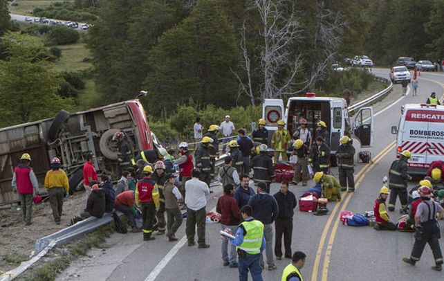 Escena. El operativo de asistencia horas después del accidente. El bus atravesó el guardarrail al volcar.