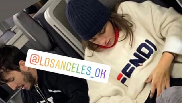 Tini Stoessel y Sebastián Yatra, in fragantis en un avión: besos y mimos debajo de la frazada