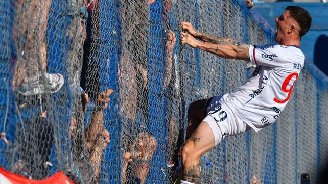 Festeja. El Colo Ramírez se pondrá la camiseta leprosa a partir de la presente temporada.