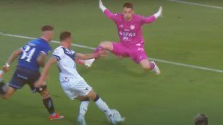 Una atajada de Cardozo en el triunfo ante Vélez, entre las mejores de la fecha 26