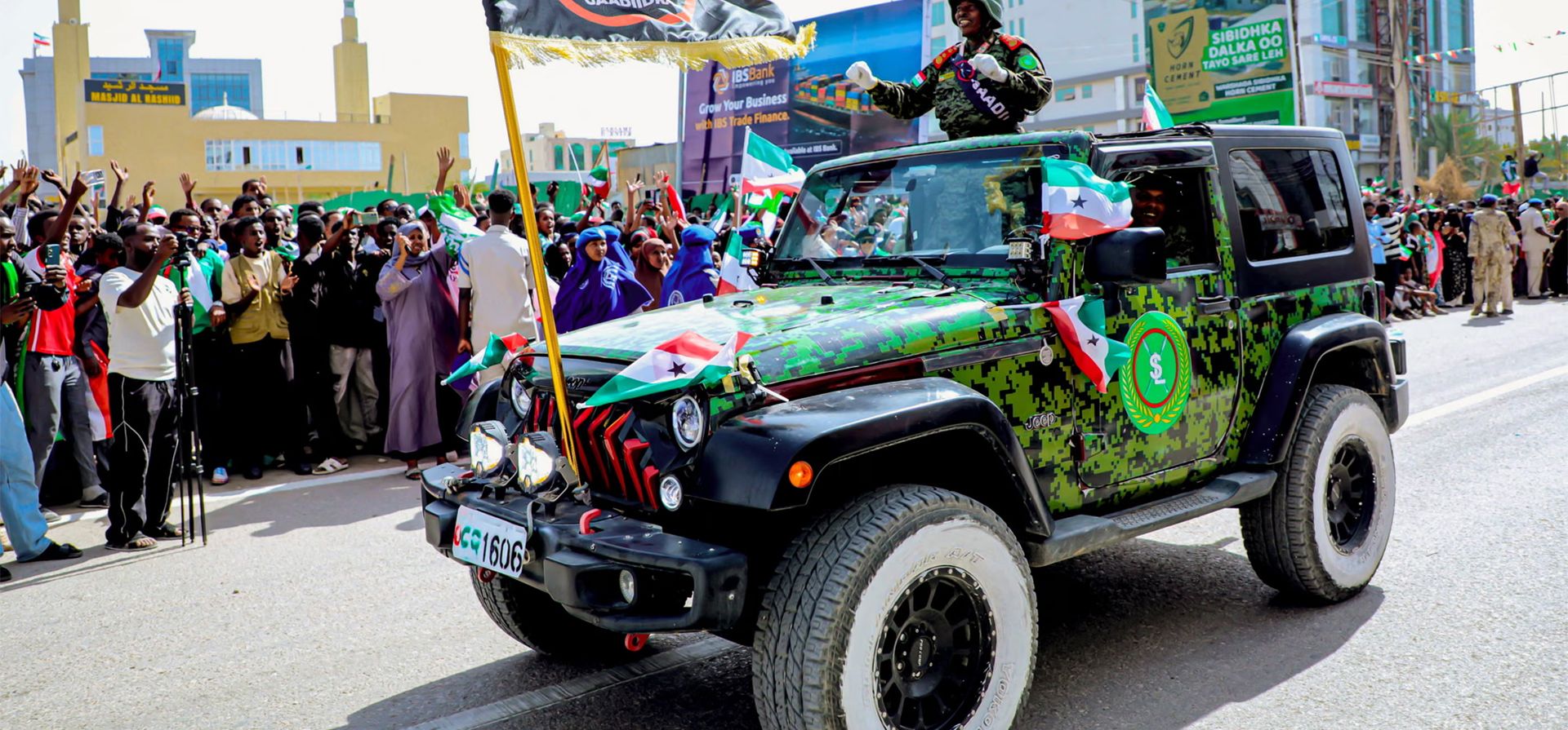 Hargeisa, Somalia. Un vehículo participa en un desfile para celebrar el Día de la Independencia autoproclamado de Somalilandia, que conmemora la secesión del estado de Somalia en 1991. Fotografía: Reuters Hargeisa, Somalia. Un vehículo participa en un desfile para celebrar el Día de la Independencia autoproclamado de Somalilandia, que conmemora la secesión del estado de Somalia en 1991. Fotografía: Reuters