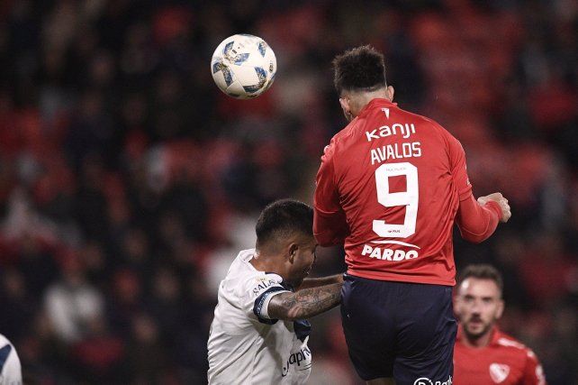 Gabriel Ávalos marcó de cabeza para Independiente.
