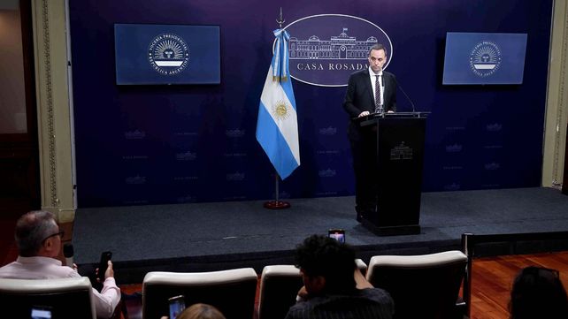Fopea cuestionó la actitud del vocero presidencial Manuel Adorni con un periodista