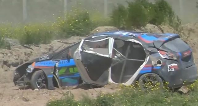 Cuando se vio cómo quedó el Kinetic de Diego Segovia tras dar varios tumbos se temió lo peor. Pero salió caminando tras un buen rato. “Por suerte no tengo nada”
