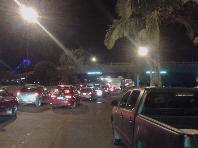 Congestionado. Largas colas sobre Bulevar para acceder al puente Oroño.