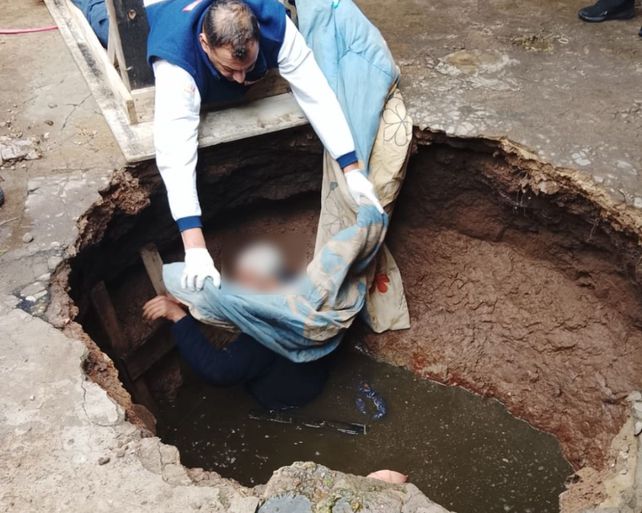 El hombre estaba atrapado en un pozo cloacal de Pérez.