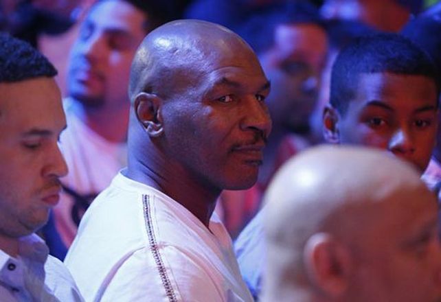 Myke Tyson estuvo en la pelea del siglo y trató mal a un fan. Foto: AP