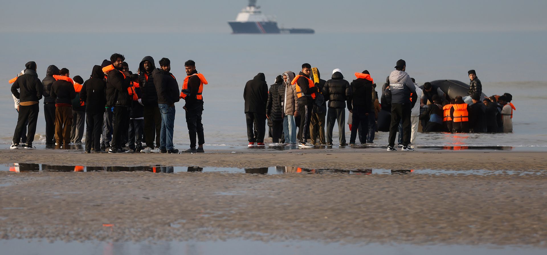 Migrantes permanecen en la playa tras un intento fallido de llegar a Gran Bretaña, el jueves 6 de noviembre de 2025 en Gravelines, norte de Francia. (Foto AP/Jean-Francois Badias) Migrantes permanecen en la playa tras un intento fallido de llegar a Gran Bretaña, el jueves 6 de noviembre de 2025 en Gravelines, norte de Francia. (Foto AP/Jean-Francois Badias)