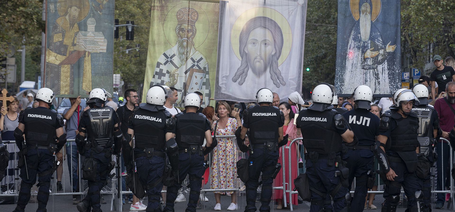 ARCHIVO - Manifestantes antigay sostienen pancartas religiosas en medio de una fuerte presencia policial y durante una marcha del Orgullo en Belgrado, Serbia, el sábado 9 de septiembre de 2023. Los líderes ortodoxos orientales, a pesar de carecer de una autoridad doctrinal única como el Papa, han sido unánimes al oponerse al reconocimiento de las relaciones entre personas del mismo sexo. (Foto AP/Marko Drobnjakovic, Archivo) ARCHIVO - Manifestantes antigay sostienen pancartas religiosas en medio de una fuerte presencia policial y durante una marcha del Orgullo en Belgrado, Serbia, el sábado 9 de septiembre de 2023. Los líderes ortodoxos orientales, a pesar de carecer de una autoridad doctrinal única como el Papa, han sido unánimes al oponerse al reconocimiento de las relaciones entre personas del mismo sexo. (Foto AP/Marko Drobnjakovic, Archivo)