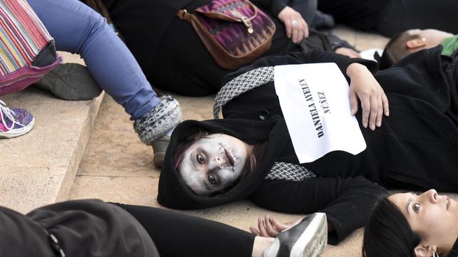 Una multitud vestida de negro marchó contra la violencia de género y los femicidios