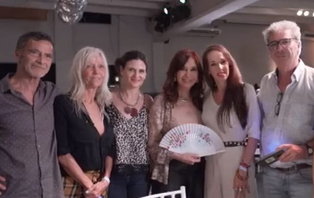 La vicepresidenta Cristina Fernández de Kirchner se reunió con perioditas y atristas para despedir el 2021.