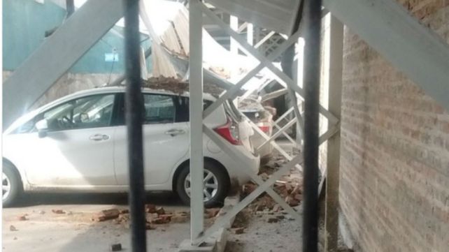 Se desplomó una pared de una obra y cayó sobre varios autos de un estacionamiento