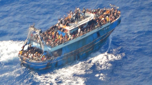 El buque, sobrecargado de pasajeros en su viaje hacia el naufragio.&nbsp;
