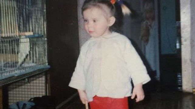 Miraba las fotos de su infancia y lo que descubrió la dejó helada