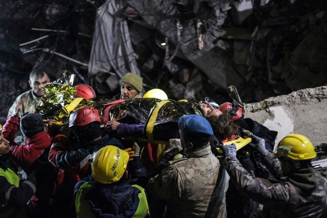 Suben a 25 mil los muertos en Turquía y aún encuentran a sobrevivientes