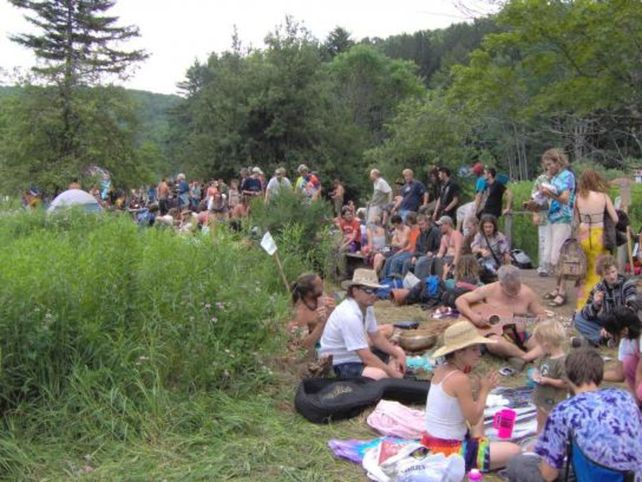 Un grupo nudista acampa en la cima de un monte y practica sexo libre sin respetar las restricciones