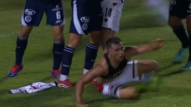 Luca Regiardo le protesta a Echavarría tras quedarse sin camiseta en el área de Acassuso. No hubo penal para Newells por Copa Argentina.