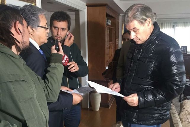 Procedimiento. El periodista frente a los oficiales de Justicia.