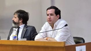 El concejal Córdoba (derecha) junto a su abogado en la sala donde enfrentó el juicio.