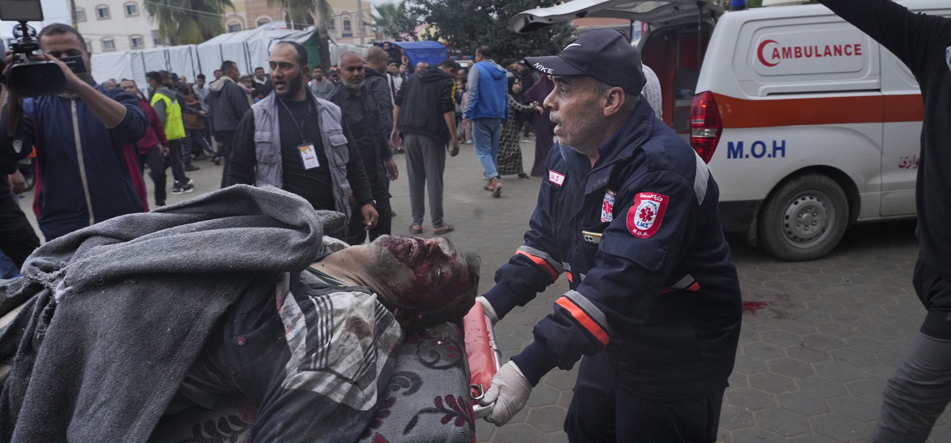 Palestinos heridos en el bombardeo israelí de la Franja de Gaza son llevados al hospital de Deir al Balah, el martes 5 de diciembre de 2023. (Foto AP/Hatem Moussa) Palestinos heridos en el bombardeo israelí de la Franja de Gaza son llevados al hospital de Deir al Balah, el martes 5 de diciembre de 2023. (Foto AP/Hatem Moussa)