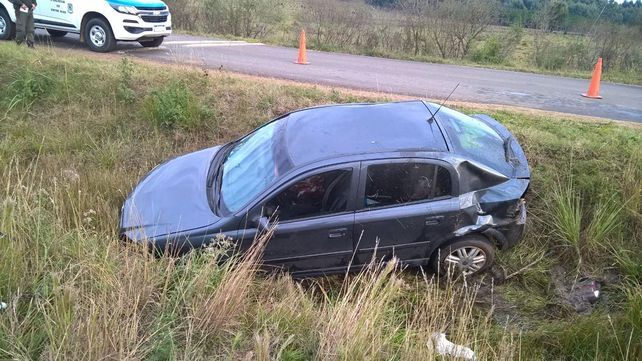 Una mujer está grave tras volcar el auto en el que viajaba