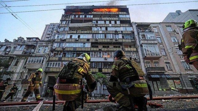 Al menos dos muertos y 16 heridos por ataque ruso en Kiev.