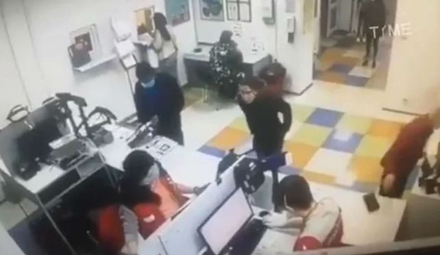 El curioso incidente fue registrado por las cámaras de seguridad de una oficina postan en Kiev