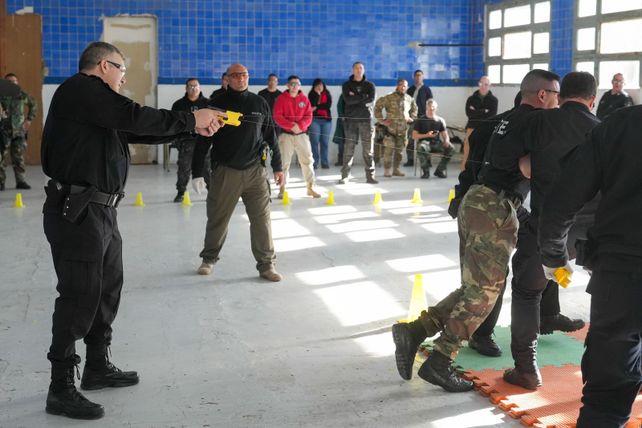 El gobierno provincial proyecta que desde septiembre policías de Santa Fe y Rosario porten las pistolas Taser El gobierno provincial proyecta que desde septiembre policías de Santa Fe y Rosario porten las pistolas Taser
