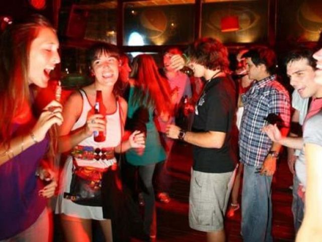 A los varones les dan tickets que a su vez les entregaran a las chicas con las que se besen.