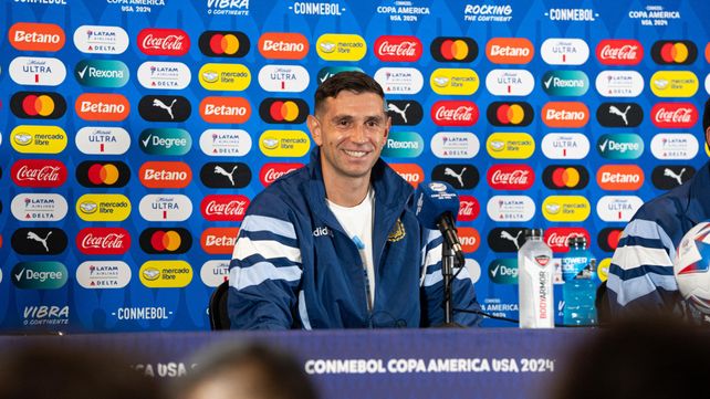 Dibu Martínez en conferencia de prensa antes de la gran final