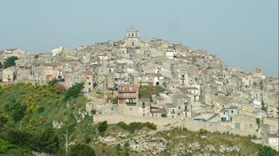 Mussomeli necesita médicos. Es una comuna siciliana de unos 11 mil habitantes, ubicada en el medio de la isla del sur de Italia.