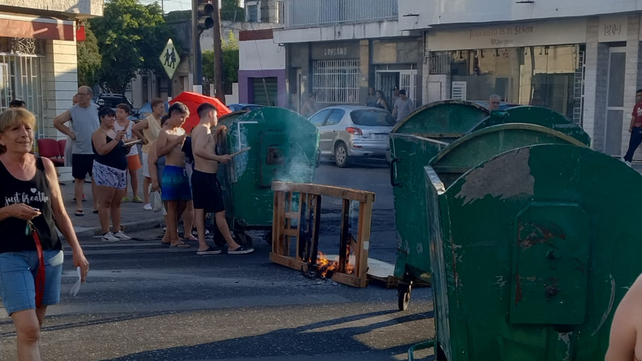 Vecinos de zona oeste cortaron dos veces este jueves la esquina de Mendoza y Larrea por cortes de luz.
