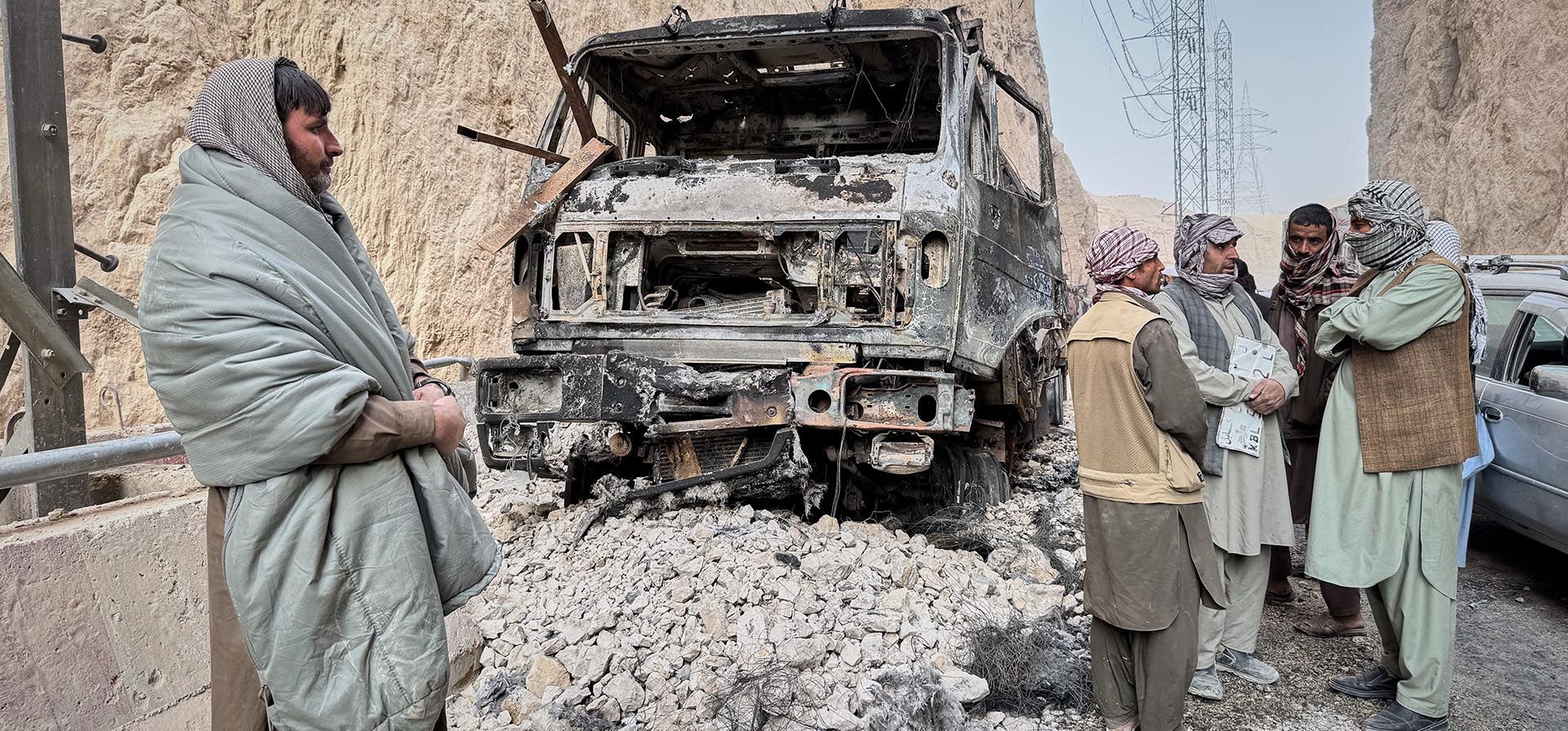 Funcionarios locales conversan junto a un camión calcinado que se incendió a causa de cables de alta tensión mientras intentan llegar a las zonas afectadas durante un potente terremoto de magnitud 6,3 en una zona rural del distrito de Khulm, en la provincia de Samangan, al norte de Afganistán, el lunes 3 de noviembre de 2025. (Foto AP/Sirat Noori) Funcionarios locales conversan junto a un camión calcinado que se incendió a causa de cables de alta tensión mientras intentan llegar a las zonas afectadas durante un potente terremoto de magnitud 6,3 en una zona rural del distrito de Khulm, en la provincia de Samangan, al norte de Afganistán, el lunes 3 de noviembre de 2025. (Foto AP/Sirat Noori)