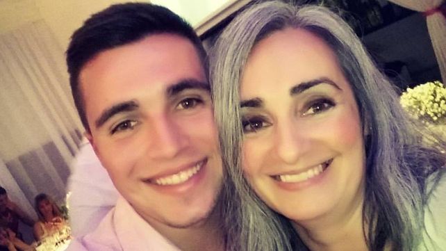 Augusto junto a su mamá Alejandra.